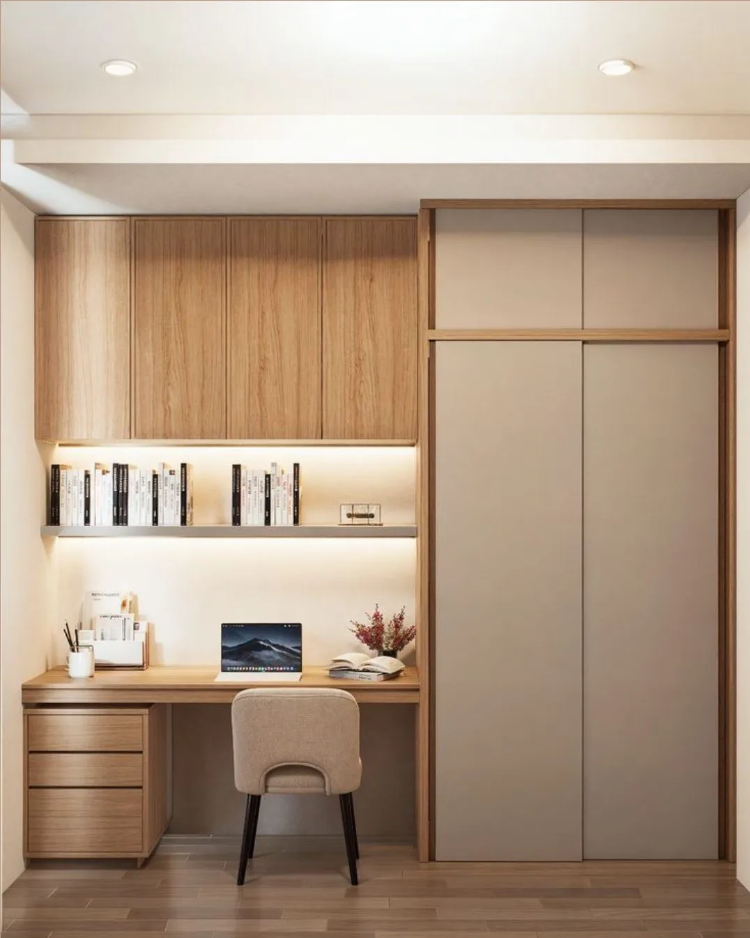 Home office planejado com bancada, estante em madeira e iluminação embutida, detalhe de marcenaria